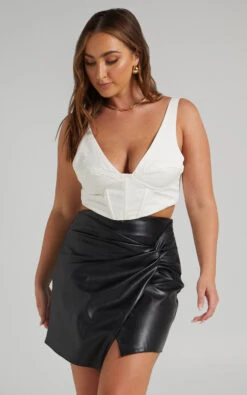 Showpo Ohganda V Neck Corset Top In White 14 Showpo Ohganda V Neck Corset Top In White -Showpo Women's Clothing Store 3.MIKAYLA X ANTHONY X XXXXX 03.12.2159901 1