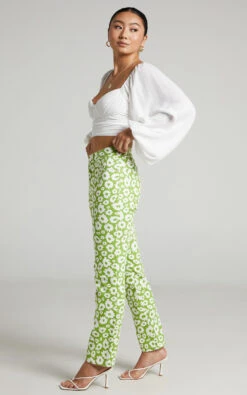 Showpo Zabee Mid Rise Drill Jeans In Ditsy Floral 15 Showpo Zabee Mid Rise Drill Jeans In Ditsy Floral -Showpo Women's Clothing Store 6 Zabee Drill Jeans in Daisy Floral in White Floral 2528SB21110026012529 6