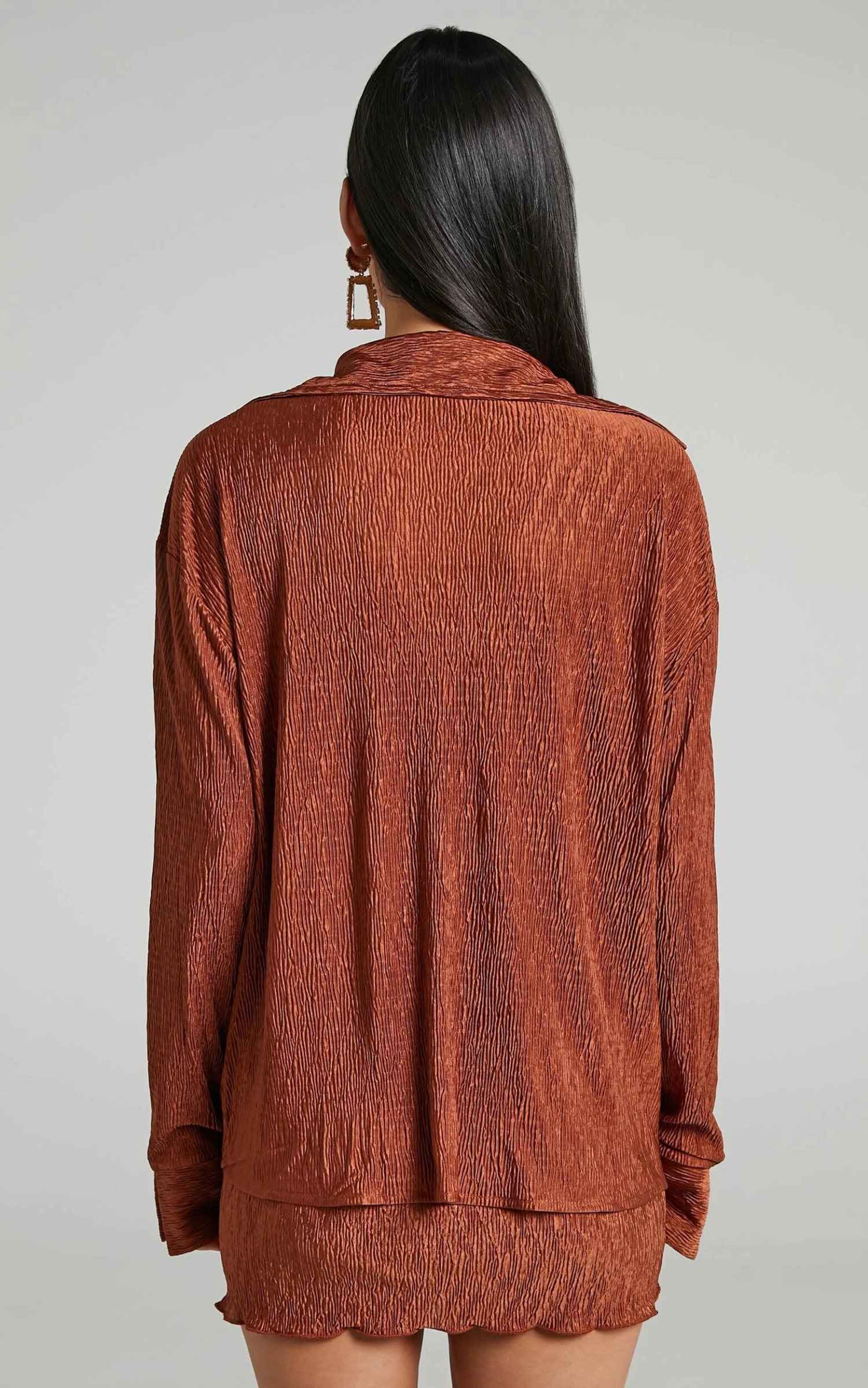 Showpo Rosamund Relaxed Button Up Crinkle Shirt In Clay 6 Showpo Rosamund Relaxed Button Up Crinkle Shirt In Clay - Image 6